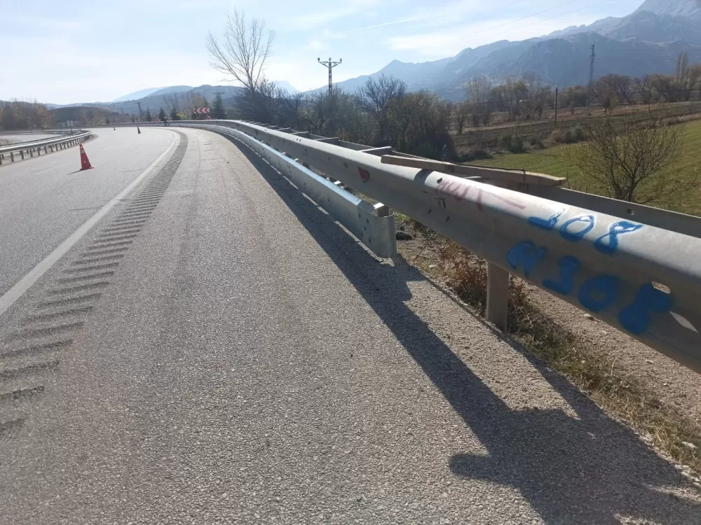 Burdur Antalya karayoluna motorcu dostu bariyer! Başkan Özboyacı detayları verdi