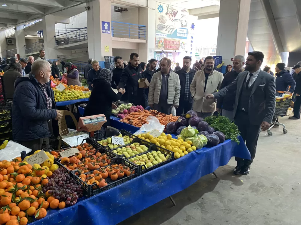 Başkan adayı Tuğcu’dan dev perşembe pazarı çıkartması! Esnaftan pazarda yoğun ilgi