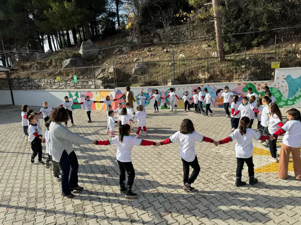 Bucak'ta minikler fidanları toprakla buluşturdu