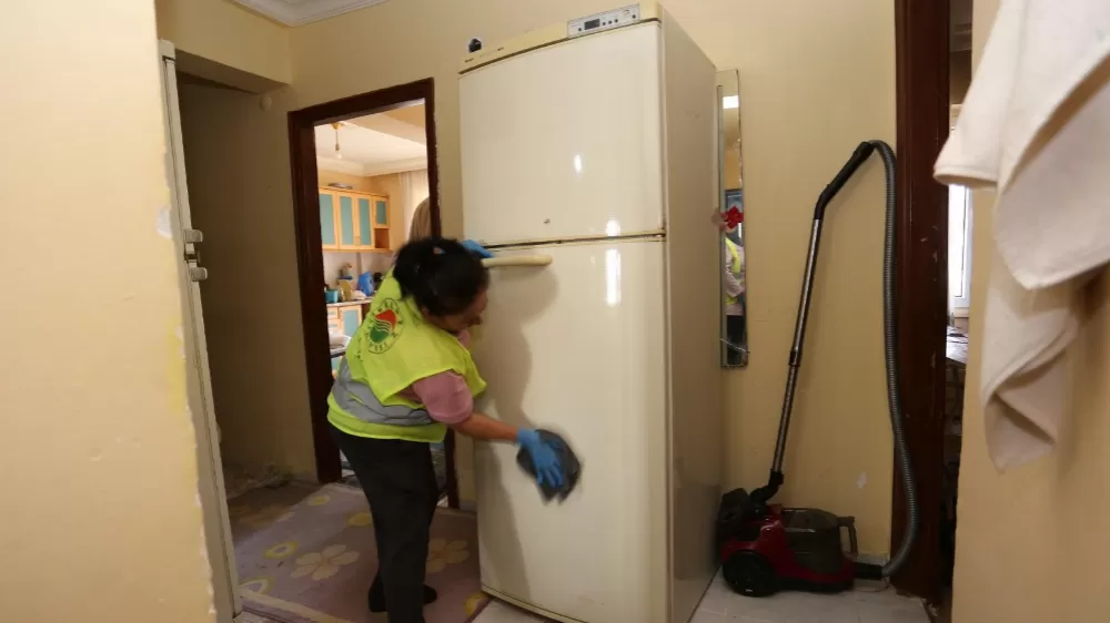 Yalnız yaşayan yaşlı kadına şefkat eli