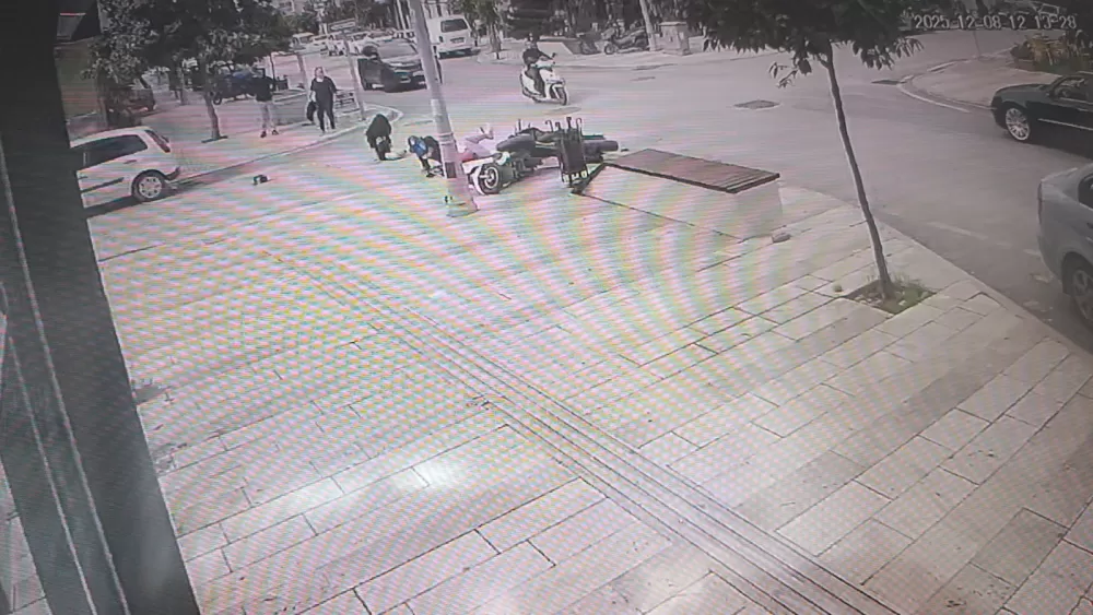 Motosikletler kavşakta çarpıştı, 2 kişi yaralandı: Kaza anı kamerada