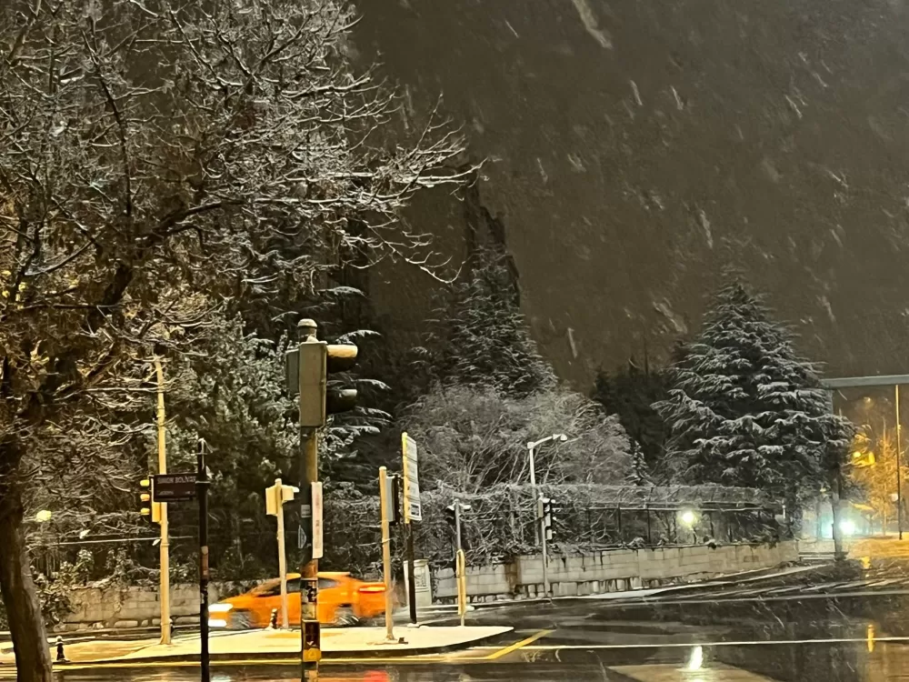 Ankara’da gece saatlerinde kar yağışı etkili oldu ! kar yağışı devam edecek mi ?