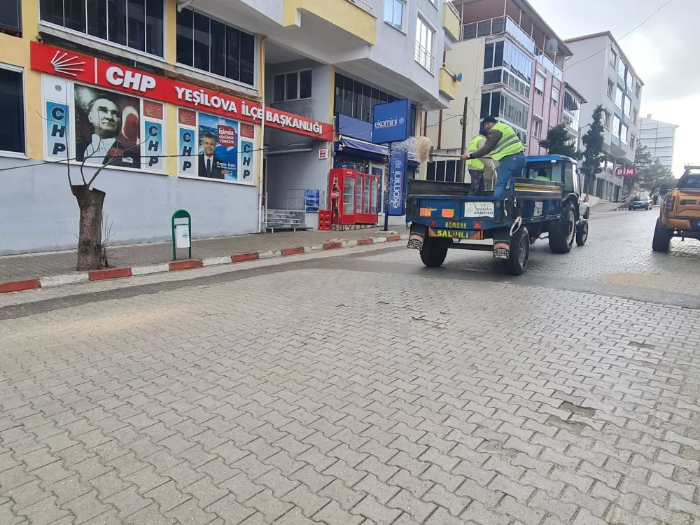 Yeşilova’da buzlanma mesaisi Ekipler yolları tuzladı