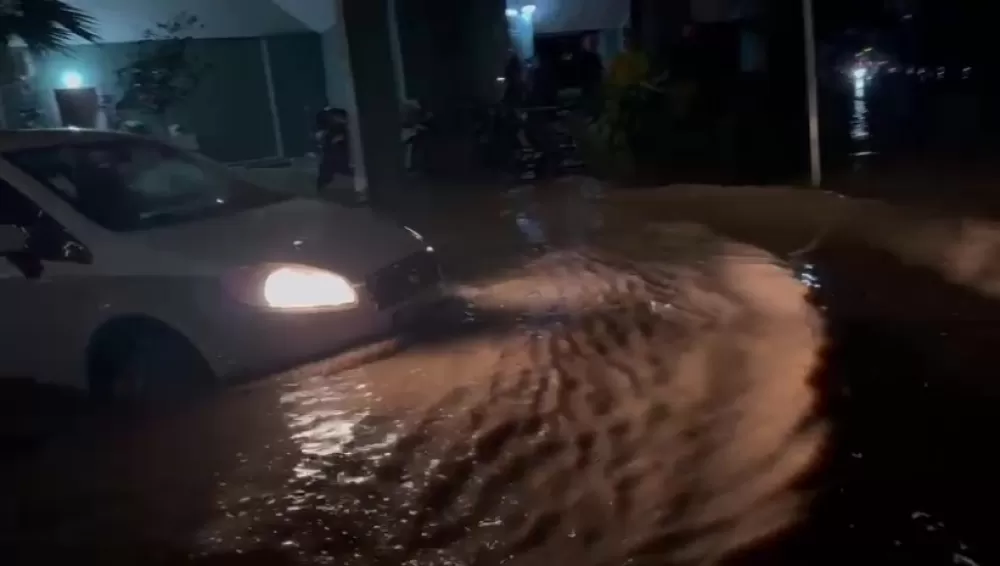 Taşan dere nedeniyle sitenin bahçesi ve araçlar su içinde kaldı