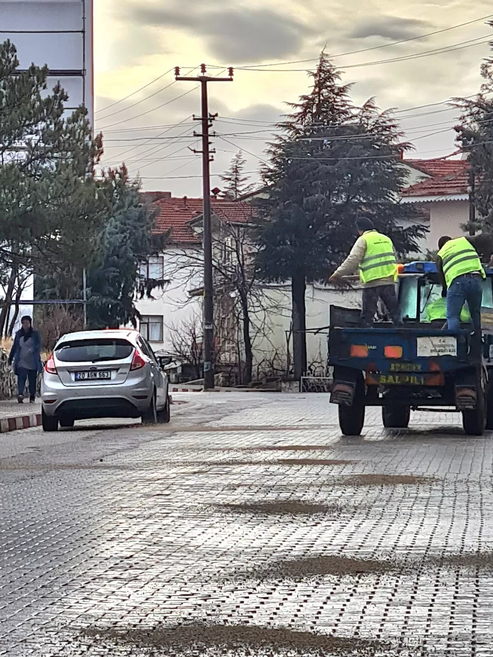 Yeşilova’da buzlanma mesaisi Ekipler yolları tuzladı
