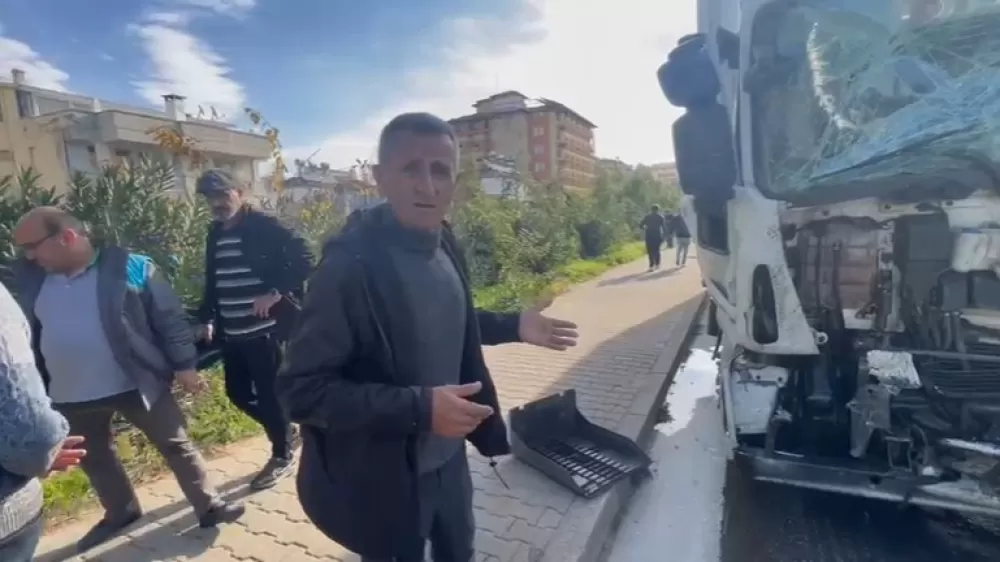 Antalya'da D-400’de feci kaza Çöp kamyonu devrildi, 1’i ağır 3 işçi yaralı