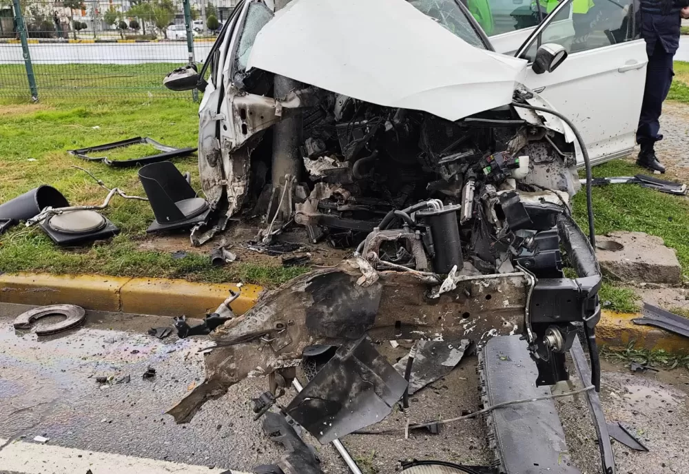 Yoldan çıkıp sinyalizasyon direğine çarpan otomobil parçalandı: 1 yaralı