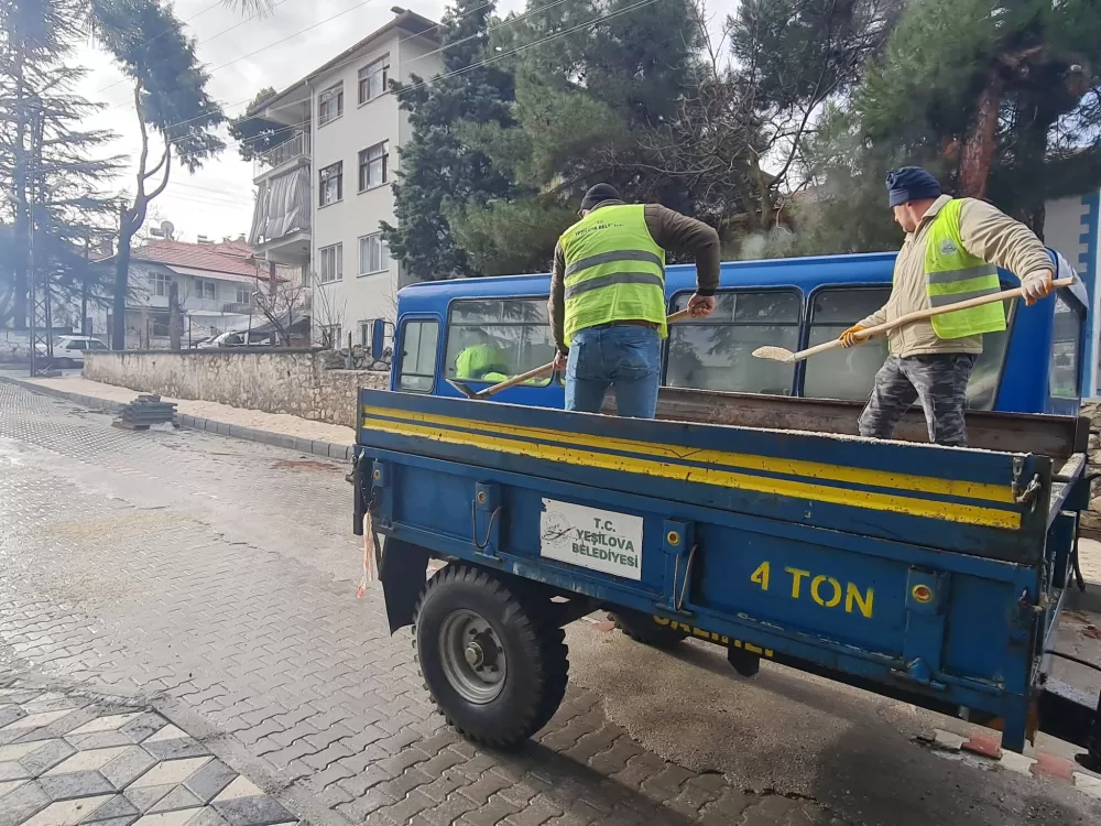 Yeşilova’da buzlanma mesaisi Ekipler yolları tuzladı