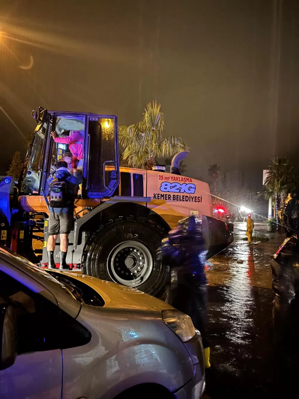 Antalya'da taşkında evlerinde mahsur kalan 4 çocuk ve yaşlı kadın pansiyona yerleştirildi