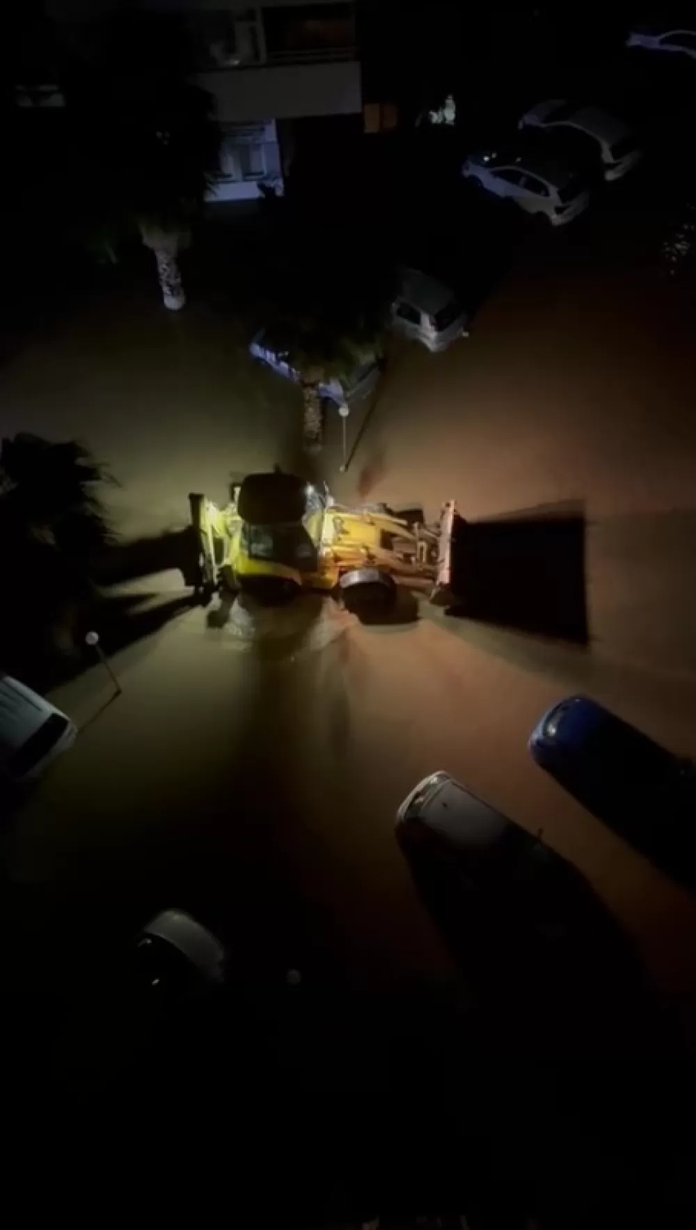 Taşan dere nedeniyle sitenin bahçesi ve araçlar su içinde kaldı