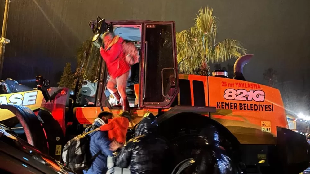 Antalya'da taşkında evlerinde mahsur kalan 4 çocuk ve yaşlı kadın pansiyona yerleştirildi