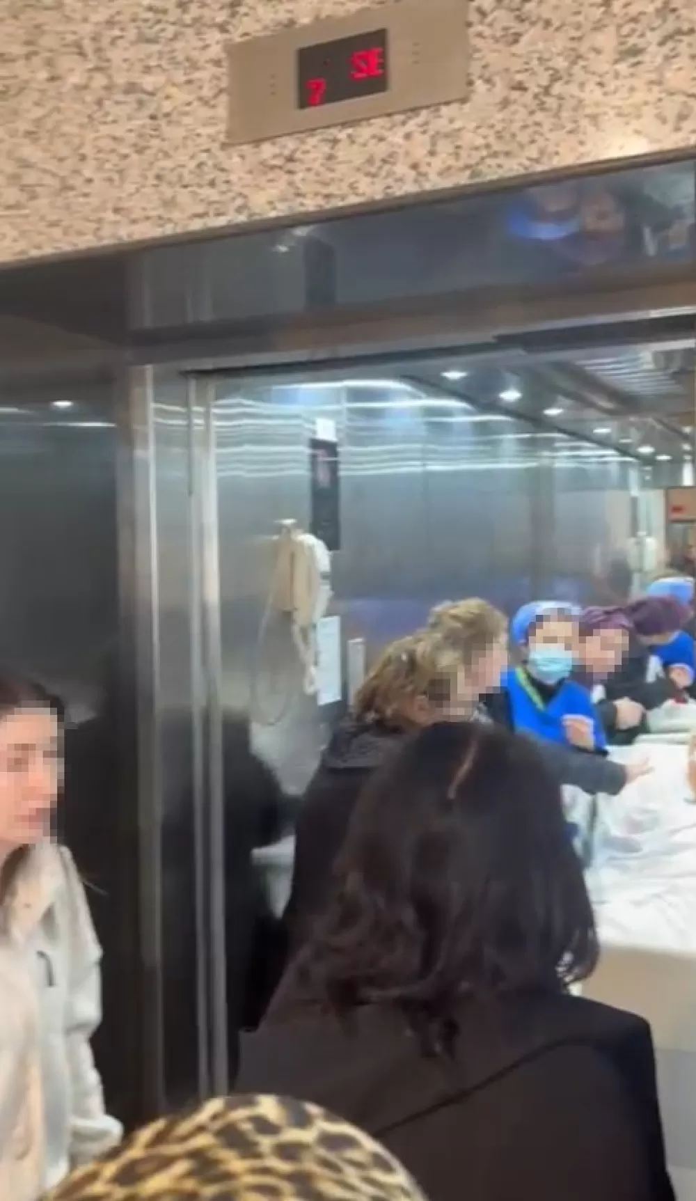 Asansör görevlisiyle hasta yakını arasında 'hasta asansörü' tartışması