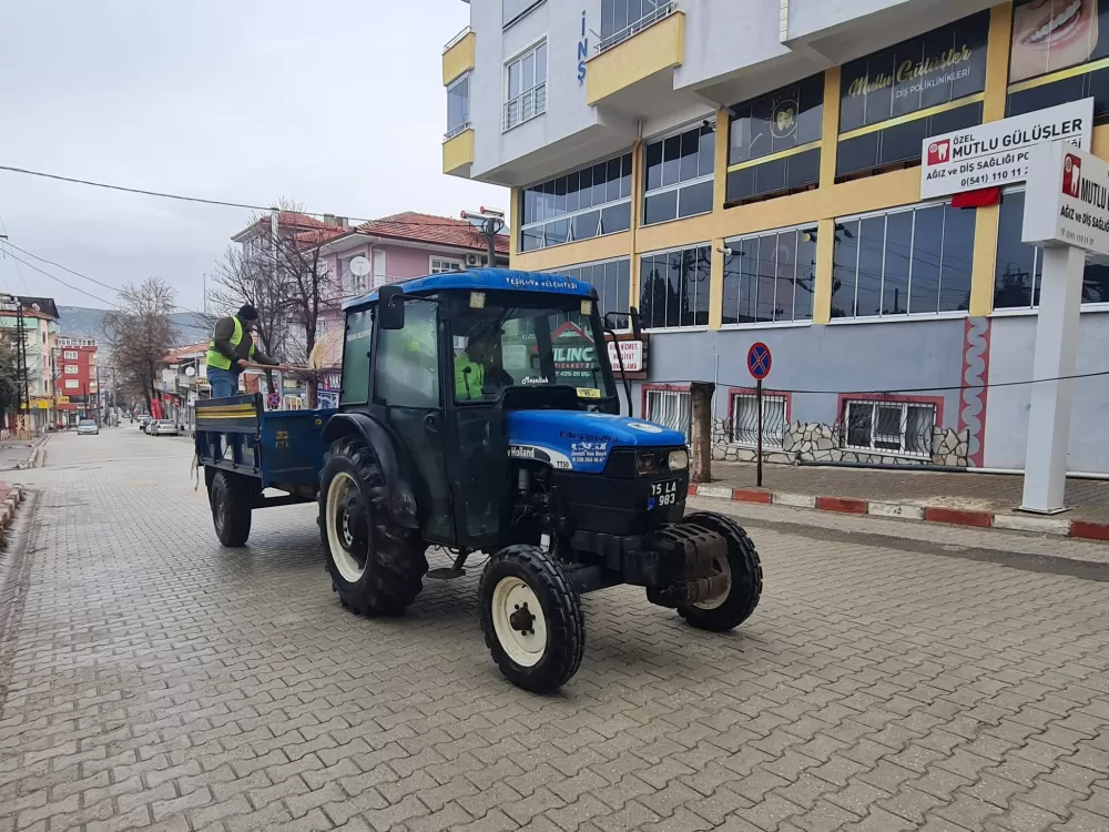 Yeşilova’da buzlanma mesaisi Ekipler yolları tuzladı