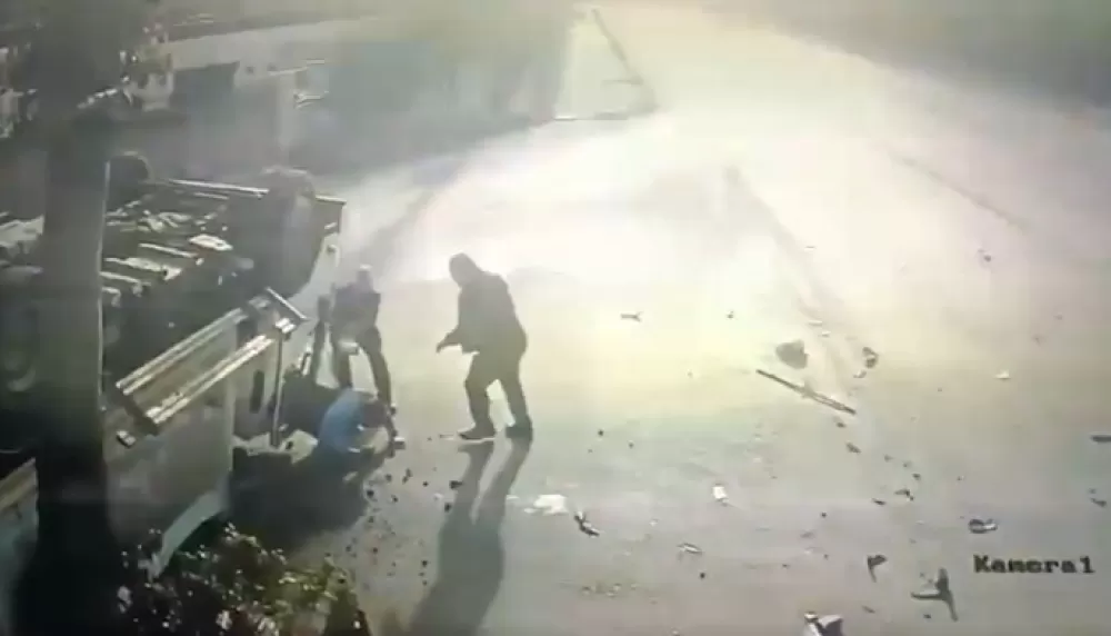 Antalya'da D-400’de feci kaza Çöp kamyonu devrildi, 1’i ağır 3 işçi yaralı