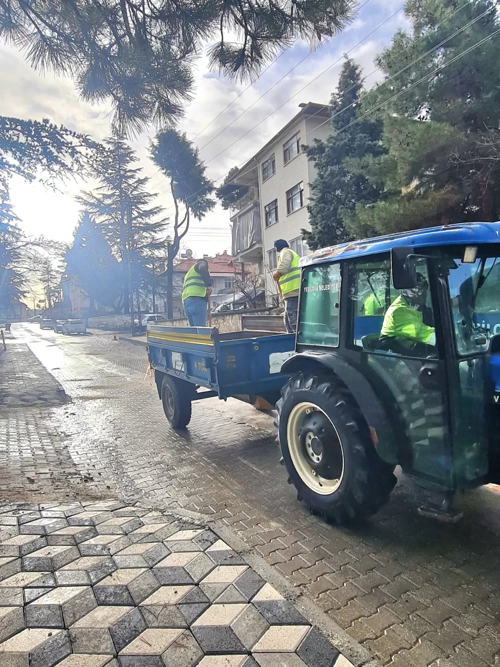 Yeşilova’da buzlanma mesaisi Ekipler yolları tuzladı