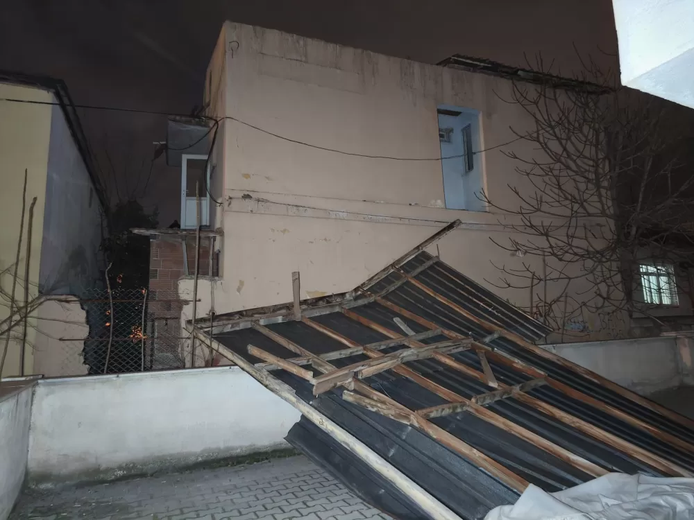 Denizli’de fırtına ağaçları devirdi, çatıları uçurdu