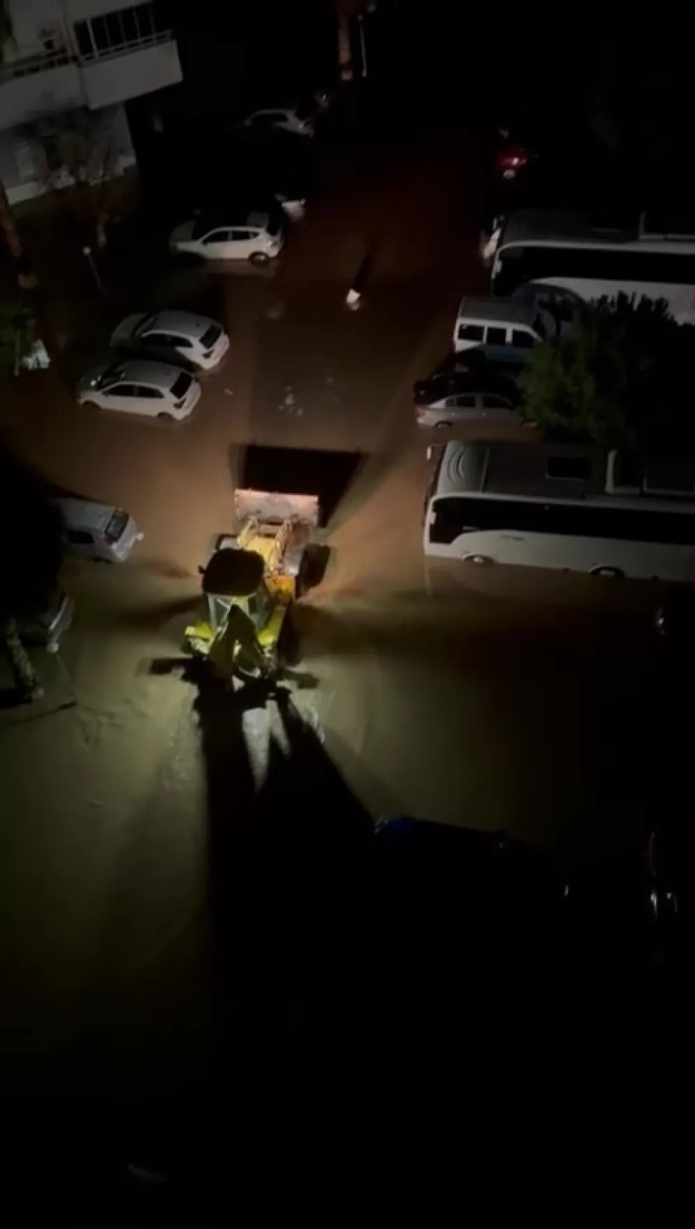 Taşan dere nedeniyle sitenin bahçesi ve araçlar su içinde kaldı