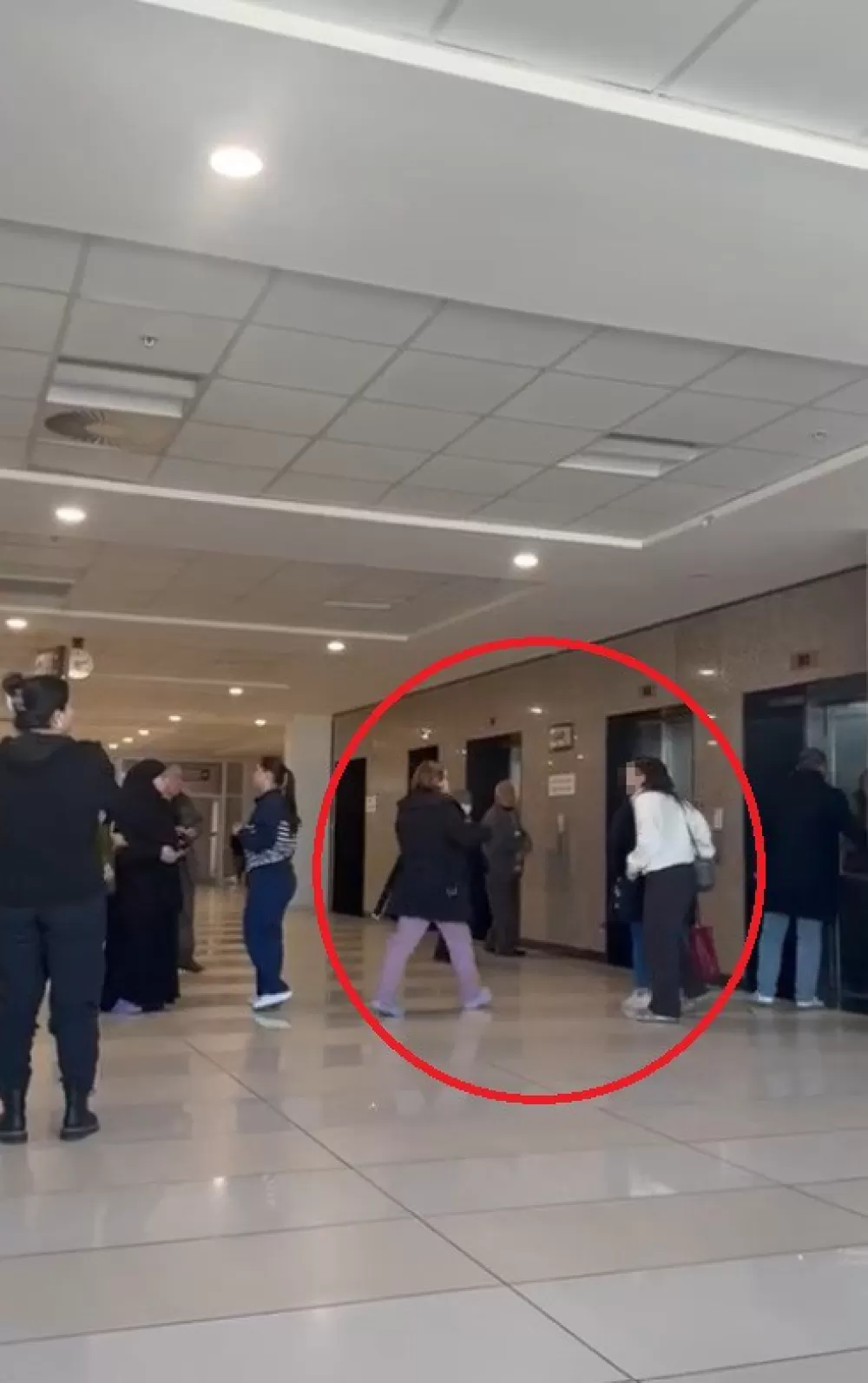 Asansör görevlisiyle hasta yakını arasında 'hasta asansörü' tartışması