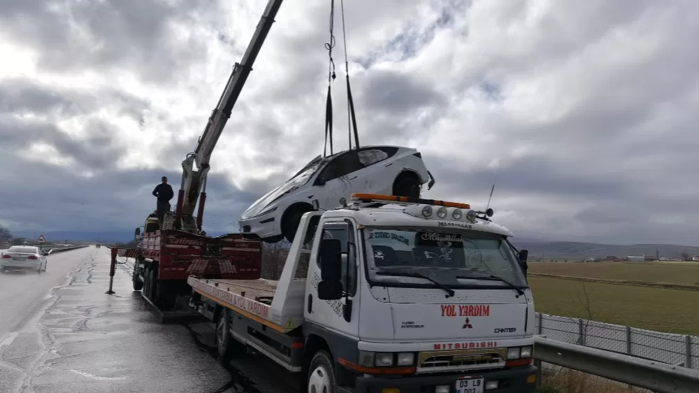 Şarampole devrilen Tesla'da 2 kişi yaralandı