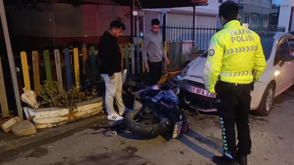 Antalya'da kavşakta feci kaza Motosikletli 2 kişi ağır yaralandı