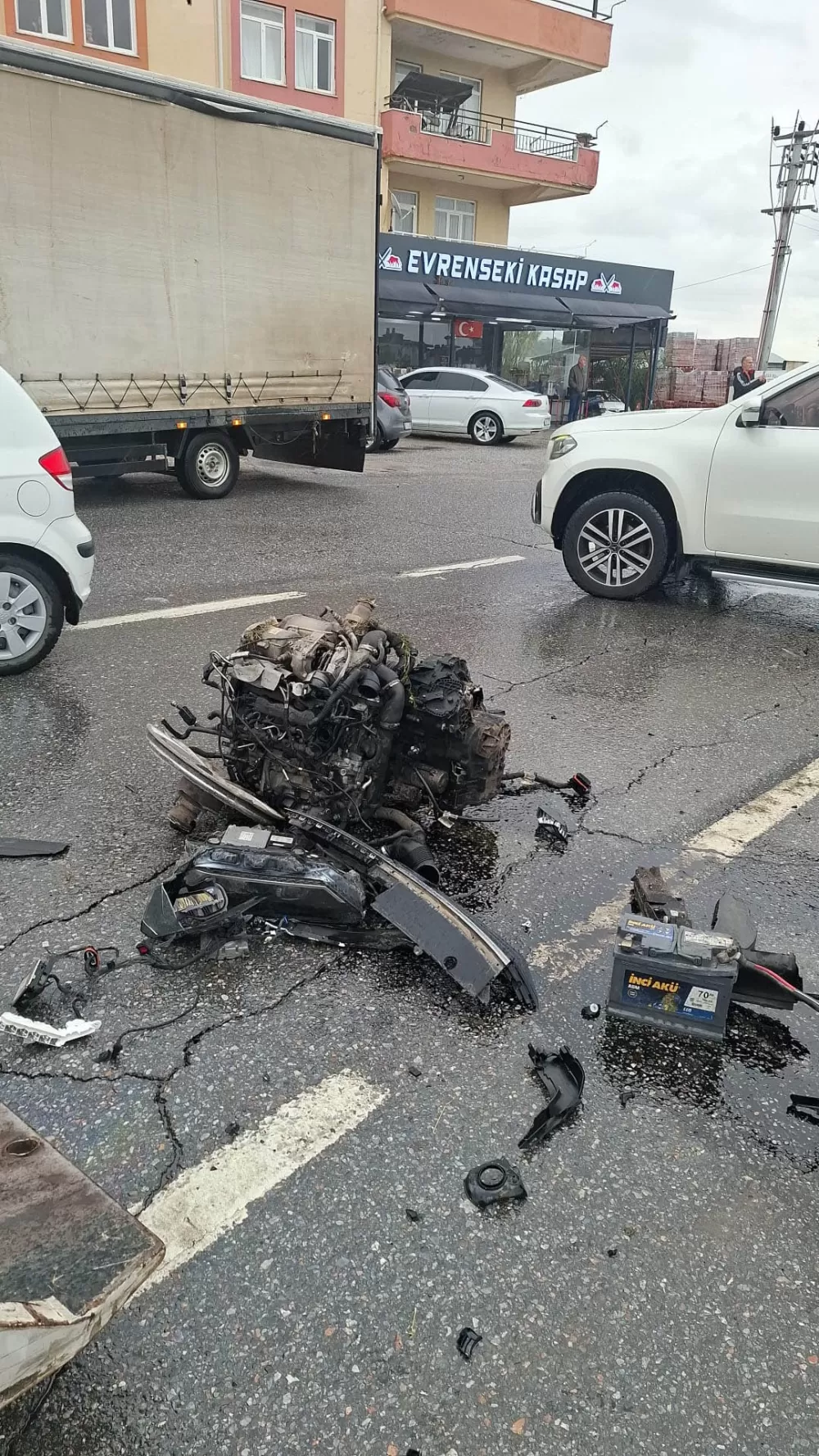 Yoldan çıkıp sinyalizasyon direğine çarpan otomobil parçalandı: 1 yaralı