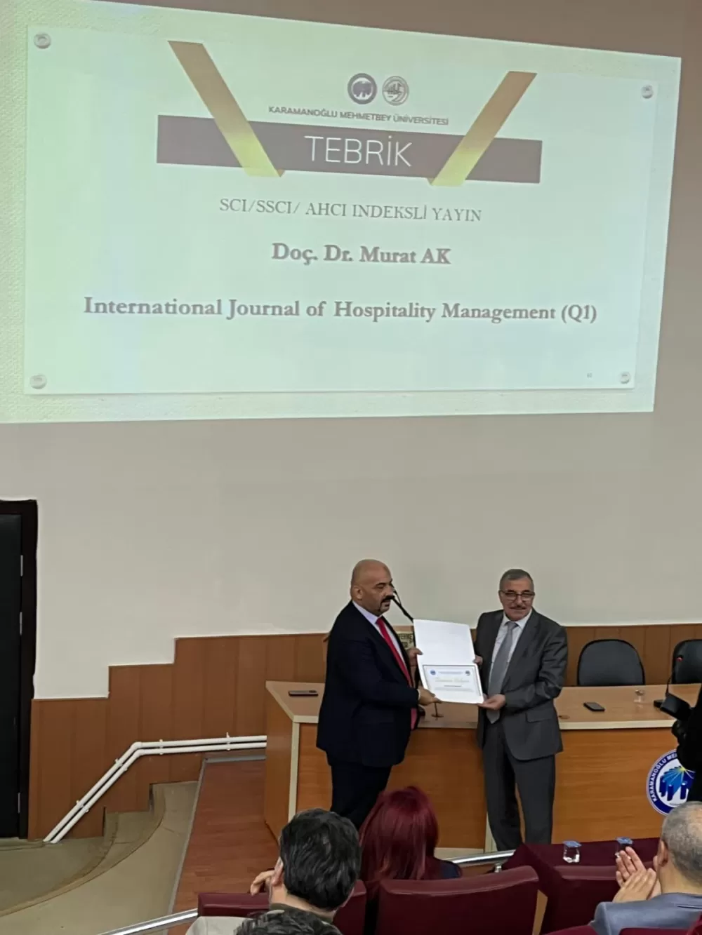 Doç. Dr. Murat Ak’a akademik başarı ödülü