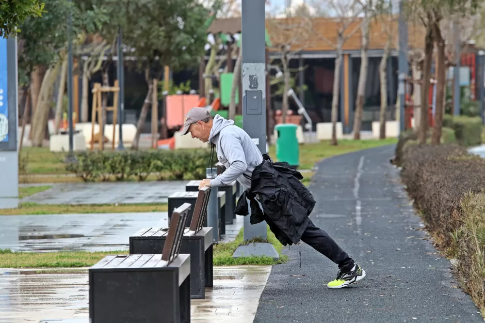 Dev dalgalar sahili dövdü: Martılar balık, define avcıları kıymetli eşya aradı