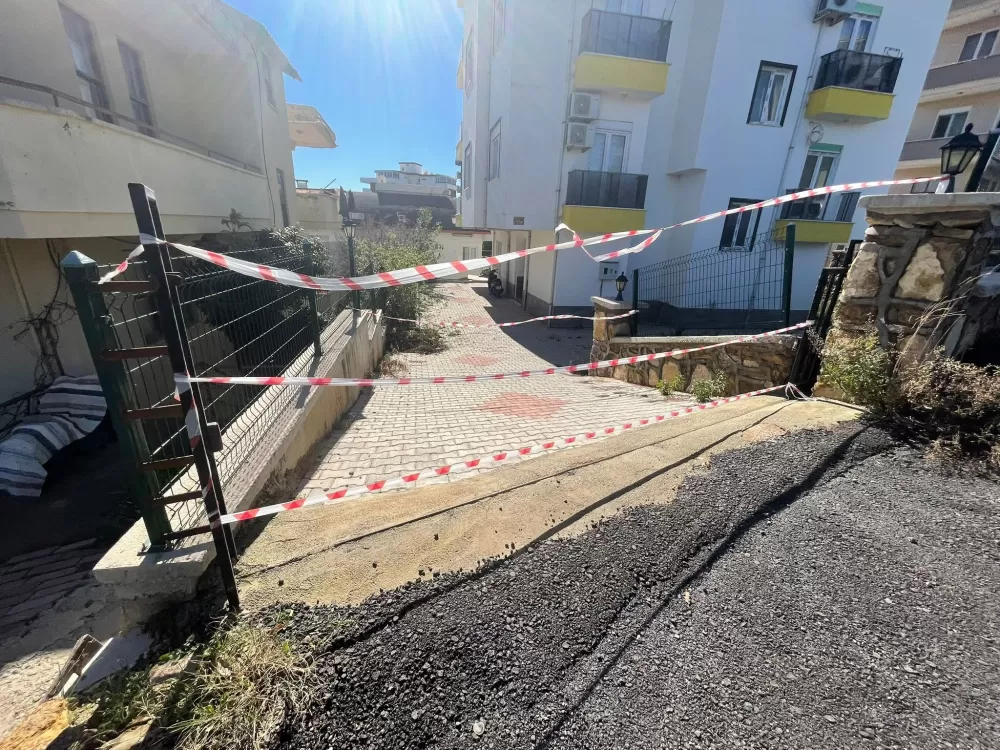 Sağanak sonrası apartman bahçesindeki havuz çöktü, 7 katlı apartman tahliye edildi