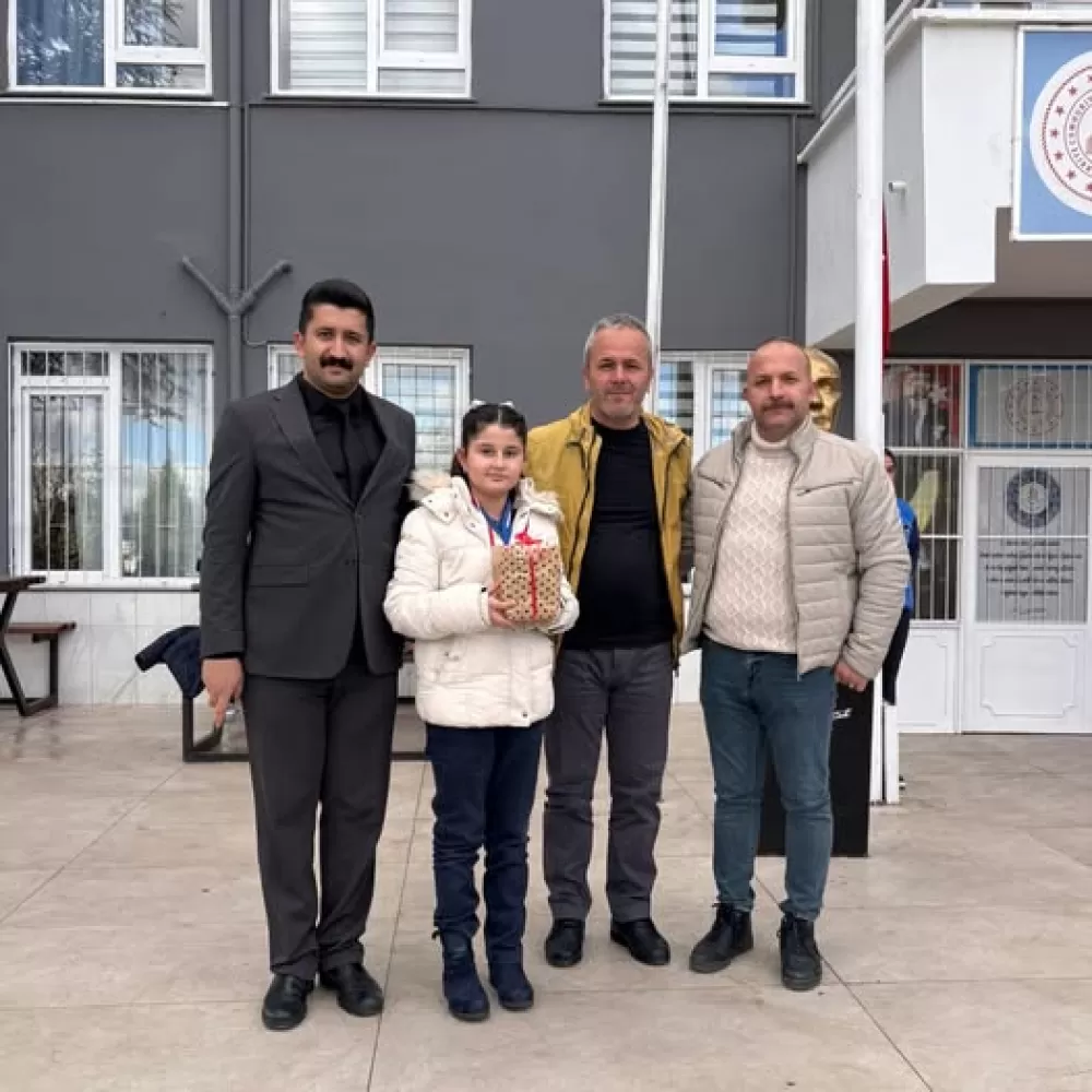 İstiklal Marşı’nı Güzel Okuma Yarışması Antalya İl Birincisi Elmalı'da Kübra Serra Özmen Oldu