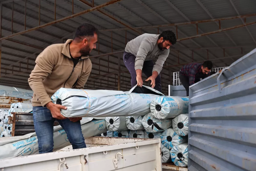 Antalya Büyükşehir'den hortum ve yağıştan zarar gören çiftçilere destek