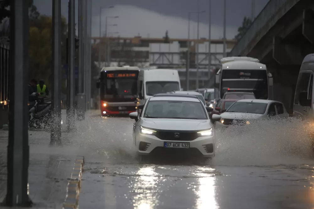 Antalya'da servis aracı mahsur kaldı! Ekipler tarafından tahliye edildiler