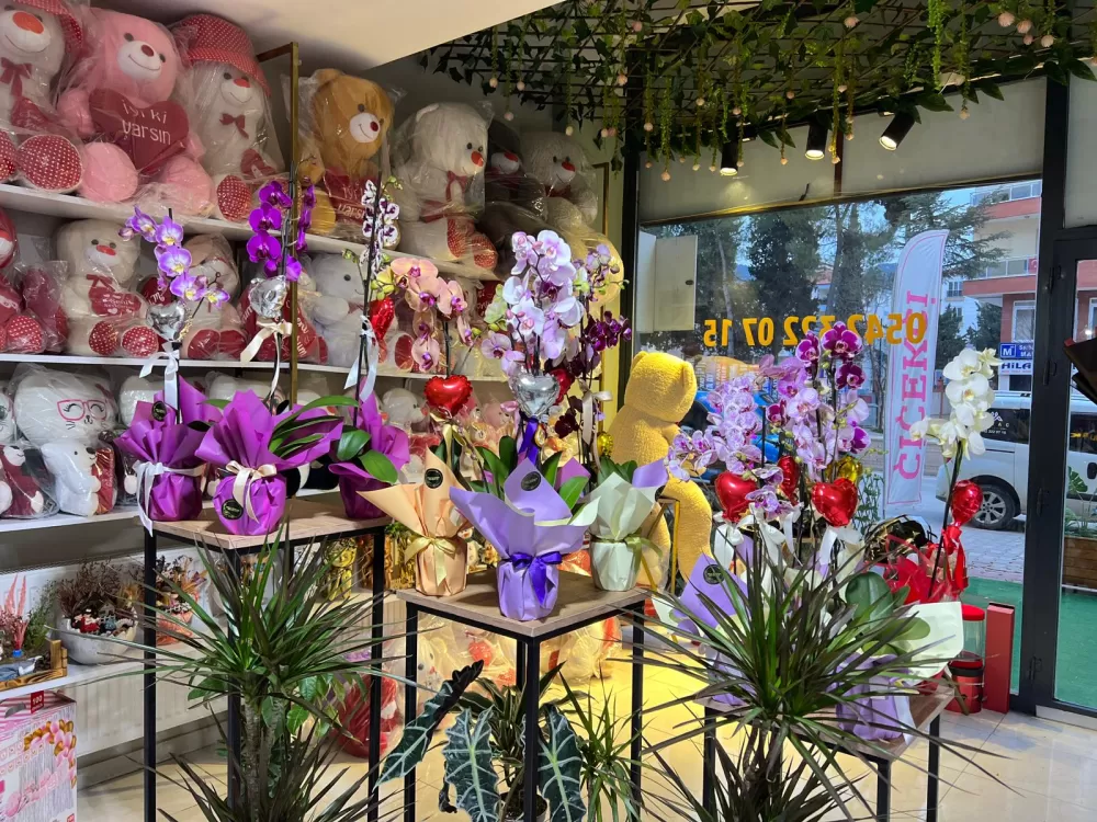 Kelimelerin sustuğu yerde Miraç Çiçekçilik konuşuyor! Bu 14 Şubat’ta mutluluğu hediye edin