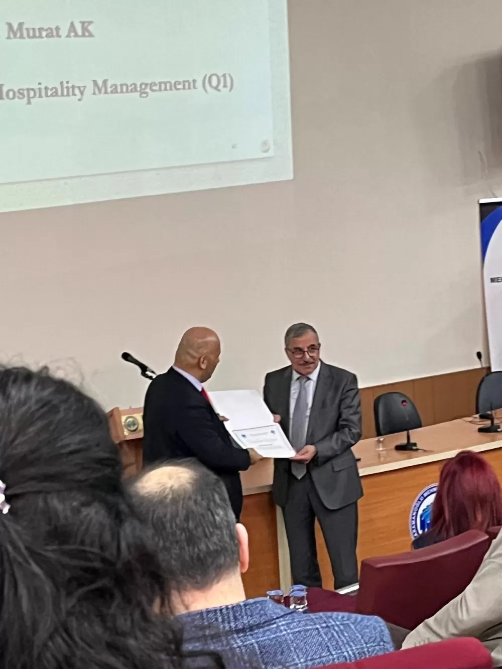 Doç. Dr. Murat Ak’a akademik başarı ödülü