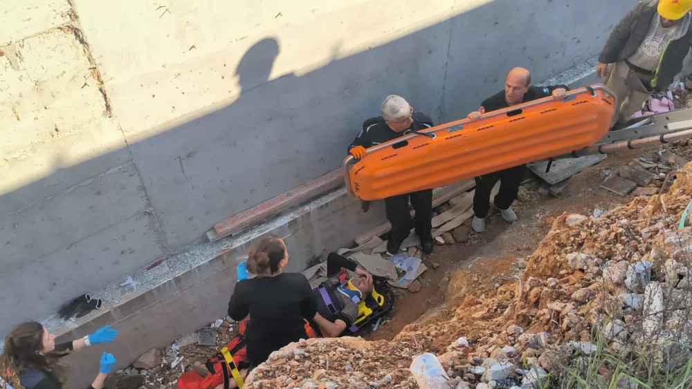 Antalya’da inşaatta toprağın azizliğine uğradı Basket sedyeyle ipli düzenek kuruldu!