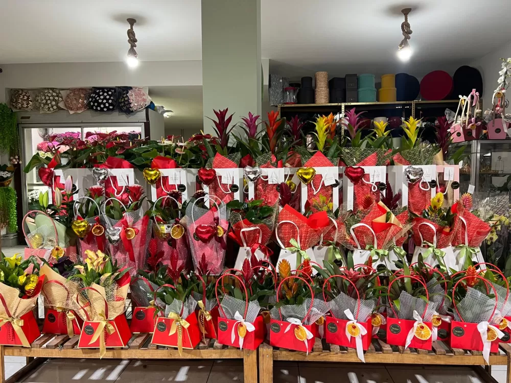 Kelimelerin sustuğu yerde Miraç Çiçekçilik konuşuyor! Bu 14 Şubat’ta mutluluğu hediye edin