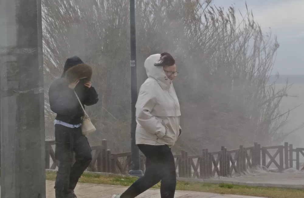 Düdenden akıp kahverengiye bürüdü! Dev dalgalar şelaleyi tersine döndürdü