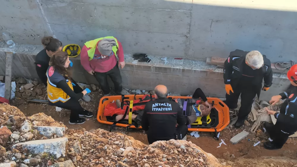 Antalya’da inşaatta toprağın azizliğine uğradı Basket sedyeyle ipli düzenek kuruldu!