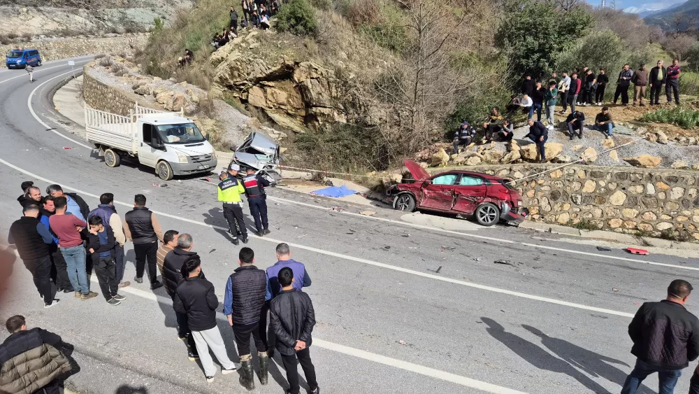 Alanya'da Virajı alamayan kamyon otomobilleri biçti 1 Kişi Hayatını kaybetti 3 yaralı