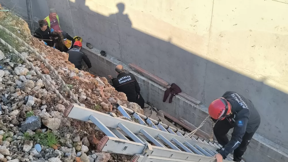 Antalya’da inşaatta toprağın azizliğine uğradı Basket sedyeyle ipli düzenek kuruldu!