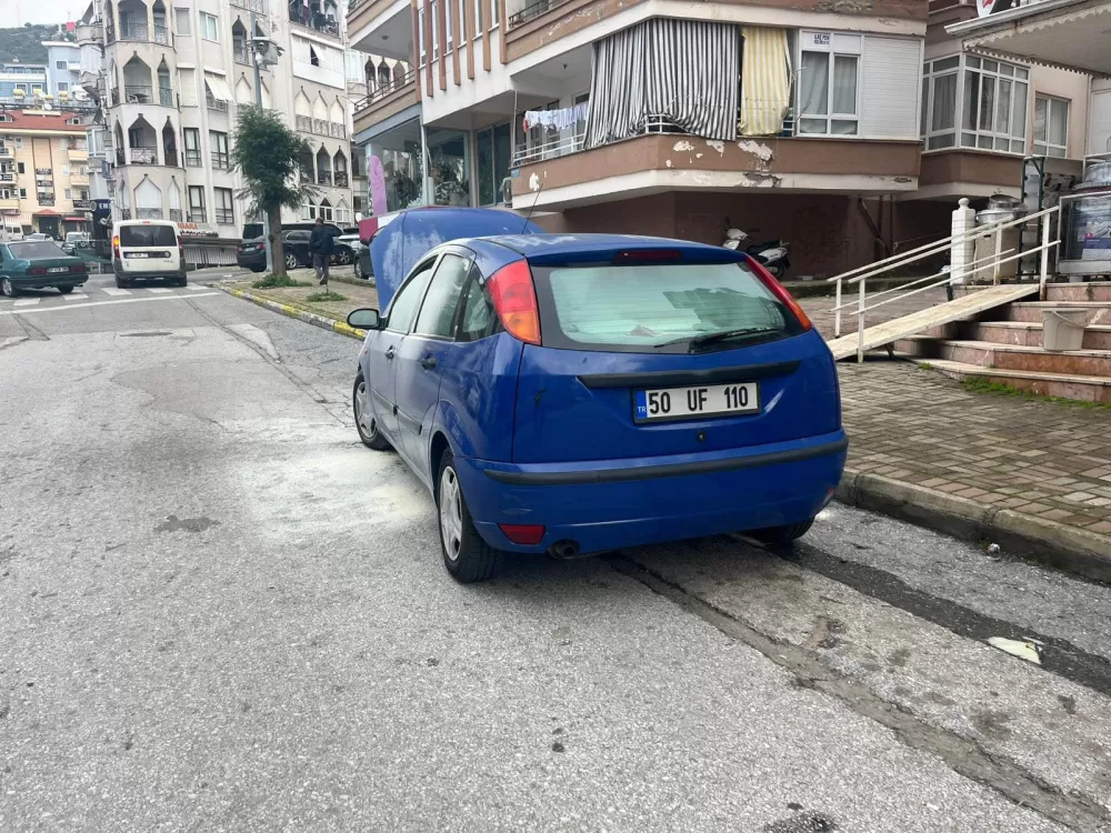 Alanya'da park halindeyken yanan otomobilin motor kısmında zarar oluştu