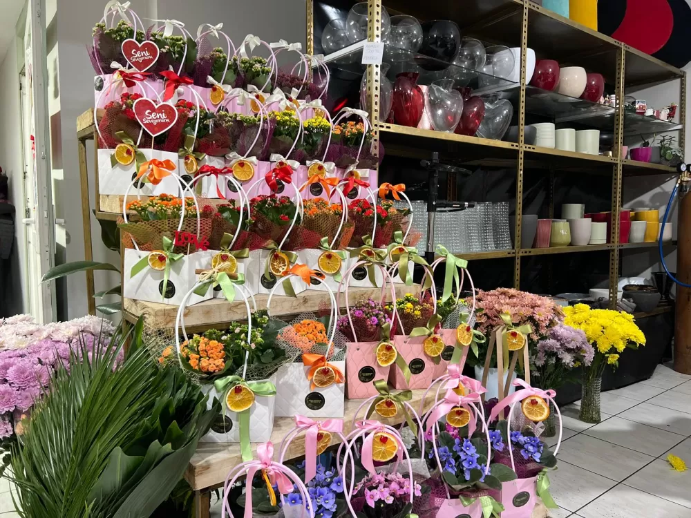 Kelimelerin sustuğu yerde Miraç Çiçekçilik konuşuyor! Bu 14 Şubat’ta mutluluğu hediye edin