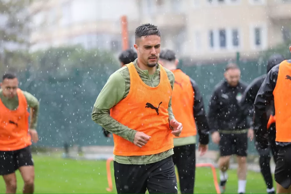 Alanyaspor'da Galatasaray mesaisi Teknik Direktör Pereira'ya doğum günü sürprizi