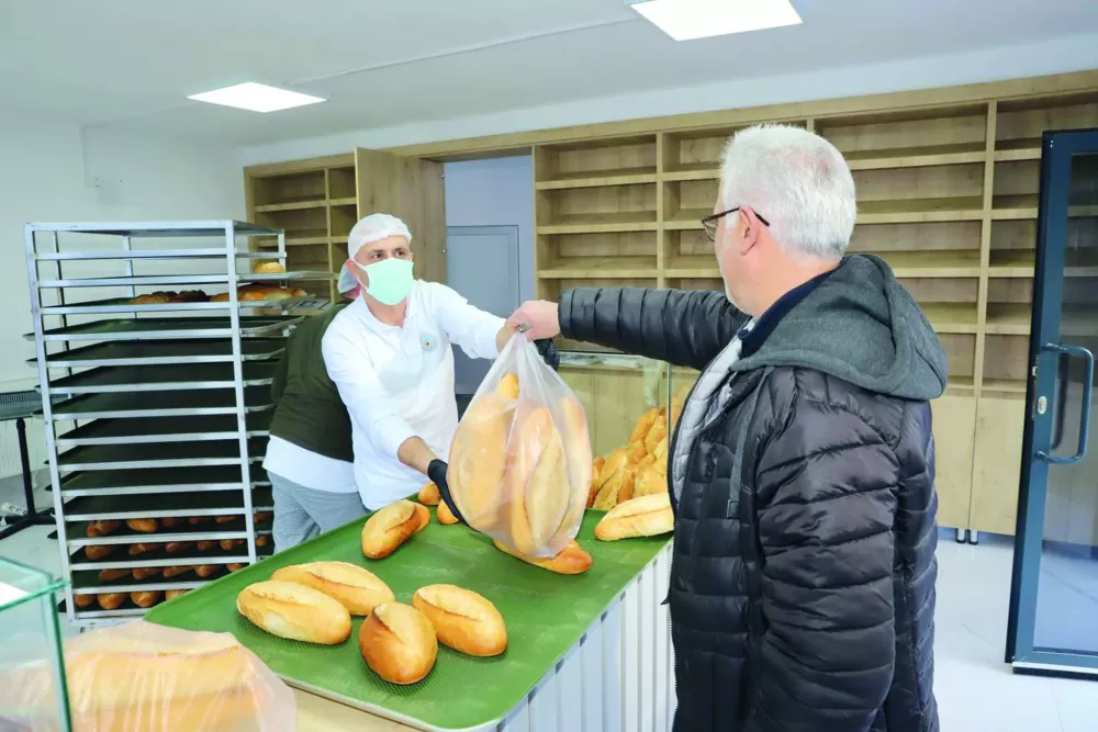 Elmalı'da 10 Liralık Halk Ekmeğe Yoğun İlgi Vatandaş Büfe Bekliyor!