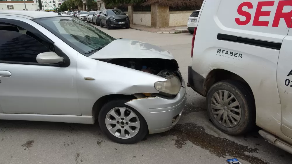 Antalya'da otomobil ile hafif ticari kavşakta çarpıştı: 3 yaralı