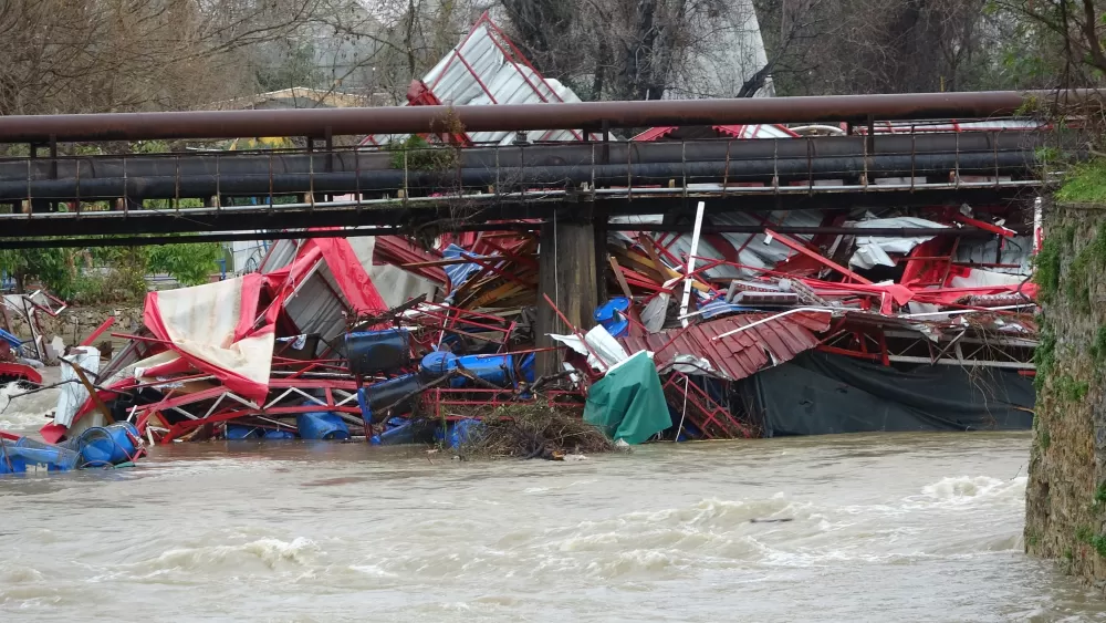 Alanya'da sağanak bilançosu! Dimçayı taştı, işletmeler sulara gömüldü  