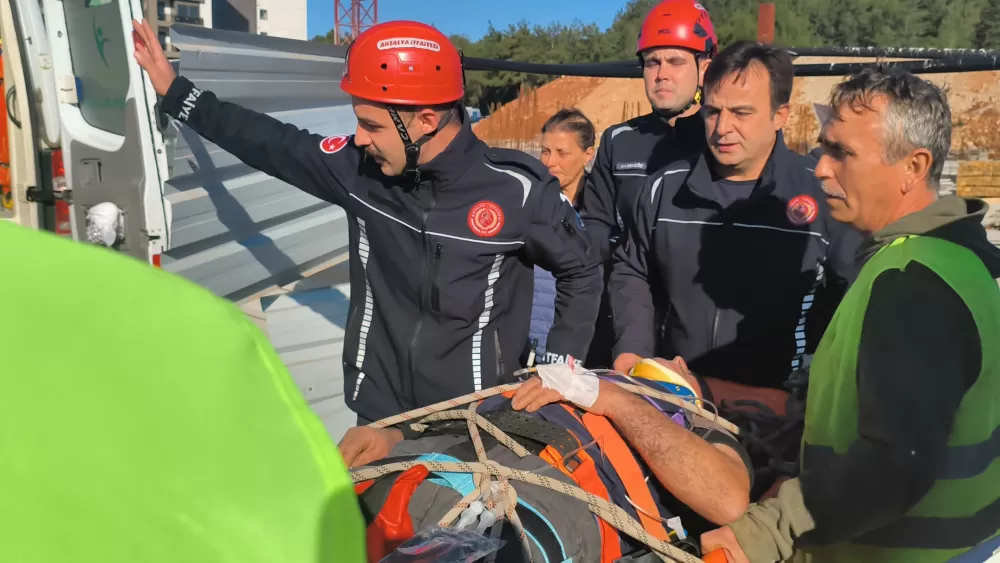 Antalya’da inşaatta toprağın azizliğine uğradı Basket sedyeyle ipli düzenek kuruldu!