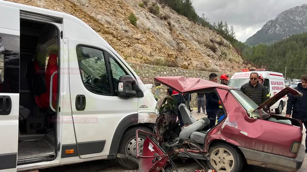 Bucak'ta feci kaza 2 kişi hayatını kaybetti 4 kişi yaralandı