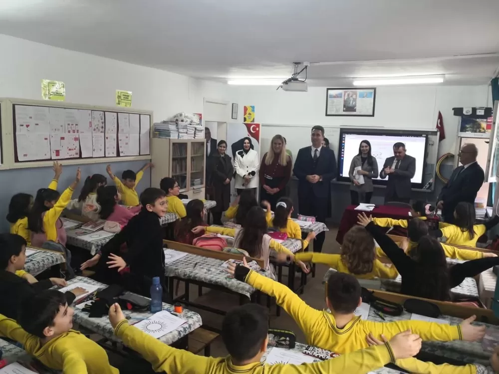 Bucak’ta eğitimde 'Kucaklaşma' mesaisi Kaymakam Kuruca ziyaret etti