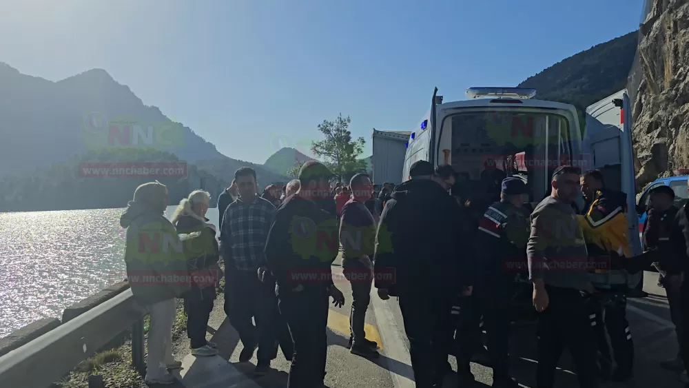 Isparta-Antalya Karayolunda tırlar çarpıştı!