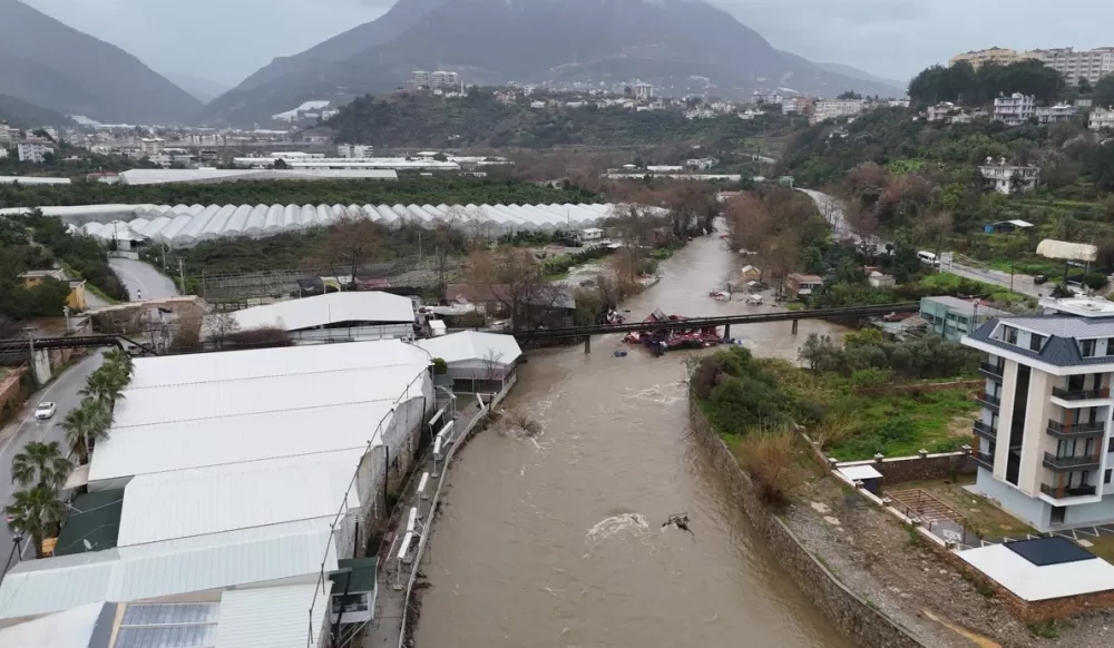 Alanya'da sağanak bilançosu! Dimçayı taştı, işletmeler sulara gömüldü  